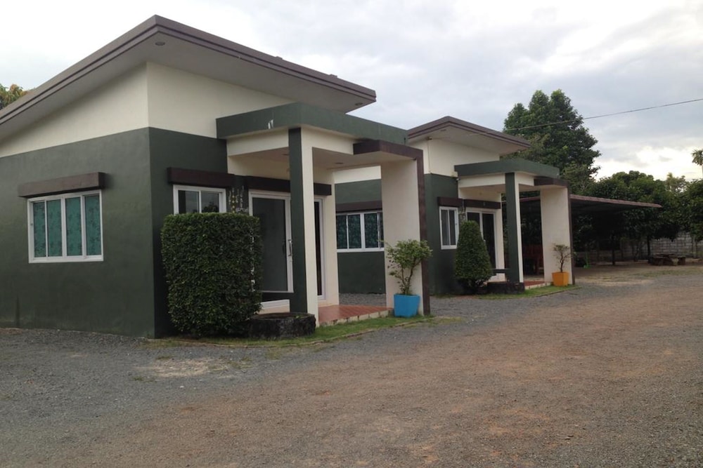 Bai Pai Resort - carbon neutral hotel in Khlung