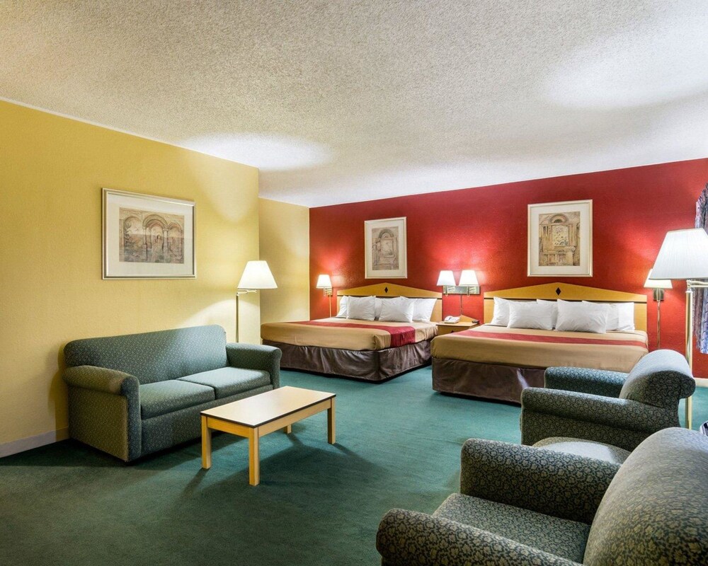 Econo Lodge Topeka Blvd. - photo 15