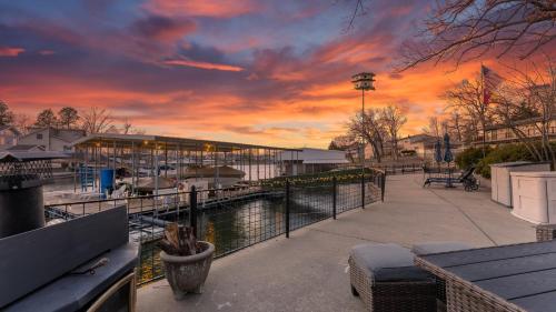 Private Lake House Sleeps Large Groups On The Water Swim N Boat Dock Lots Of Amenities — 4-Star Luxury Hotel in Osage Beach, United States