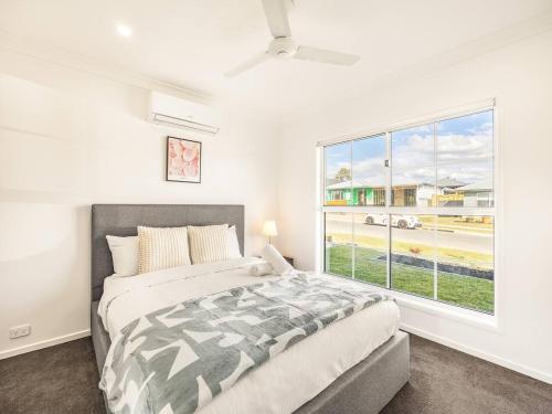 Modern Family Retreat In Premier Greenbanklocation — Springfield Lakes