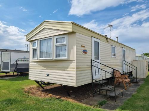 Caravan Holiday home Happy days south 17 — 4-Star Luxury Hotel in Chapel Saint Leonards, United Kingdom