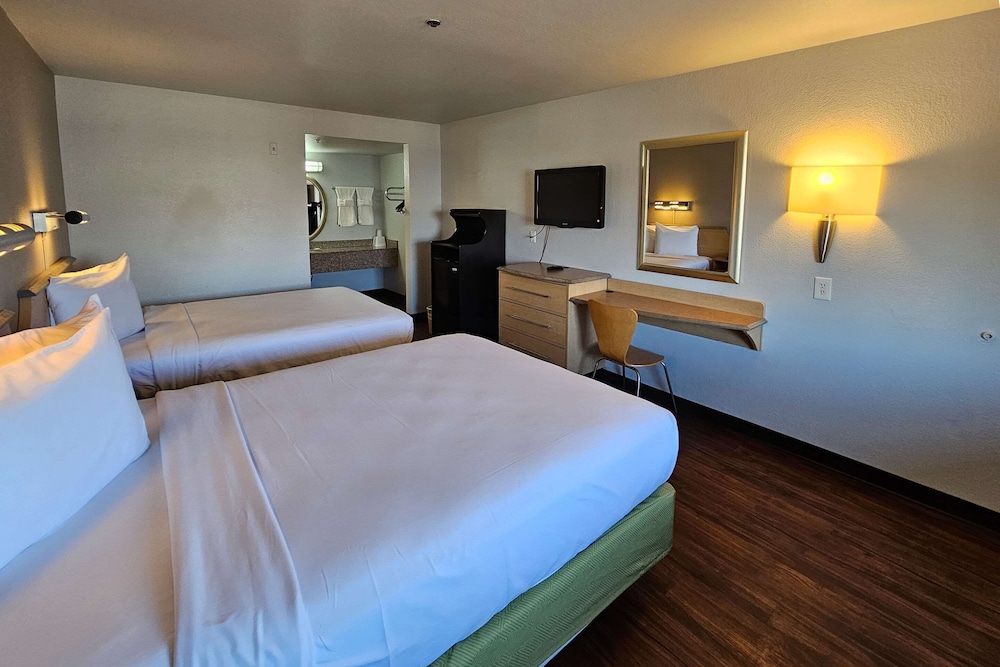 Rodeway Inn & Suites Thousand Palms Rancho Mirage - photo 17