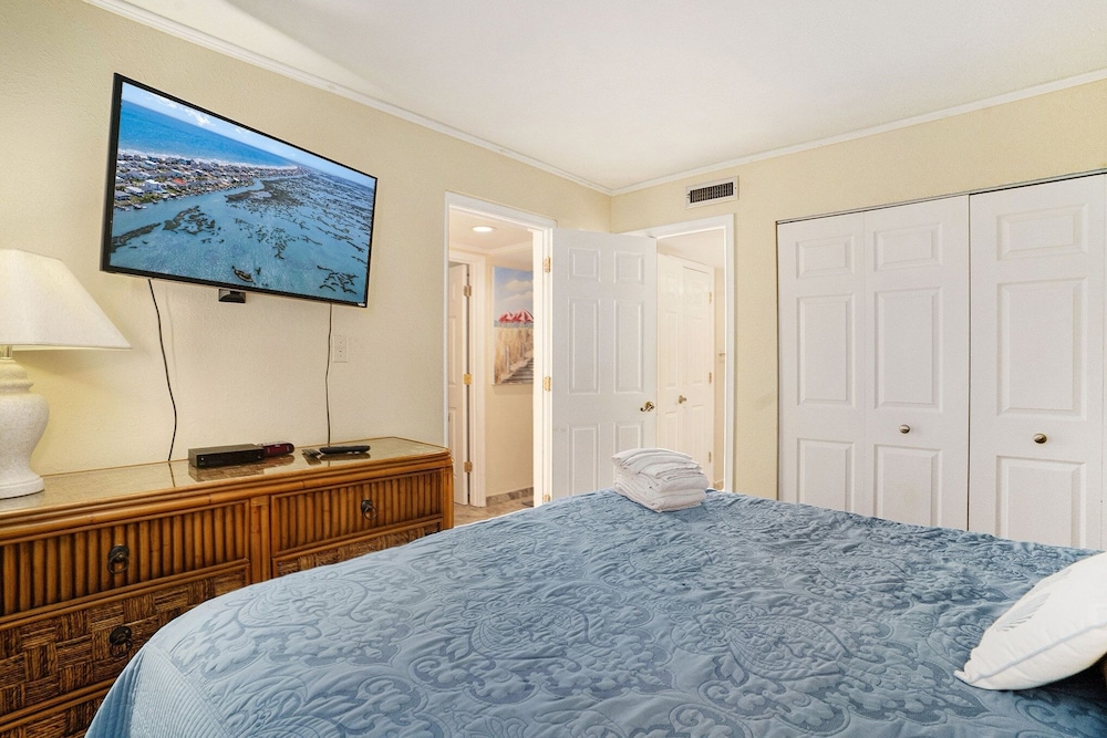 1011 Waters Edge Resort 2 Bedroom Condo by RedAwning - photo 5