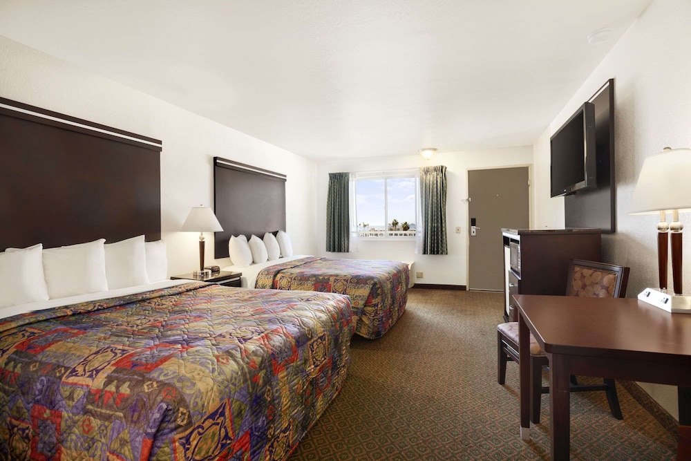Days Inn by Wyndham Oceanside - photo 10