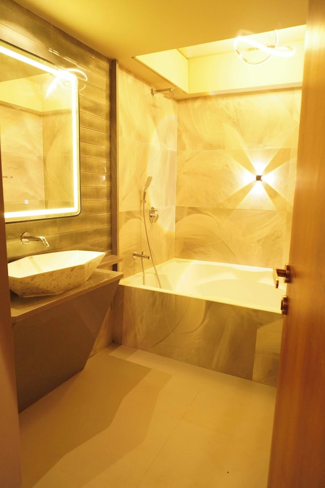 Hotel Regalia Suites