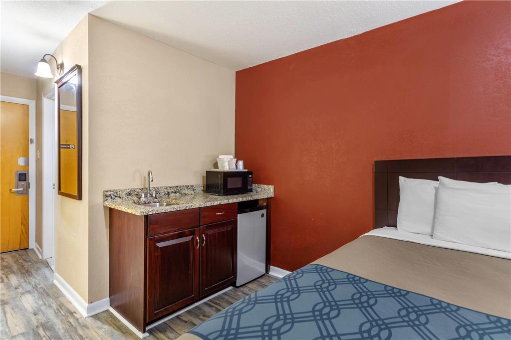 Econo Lodge Inn & Suites Old Saybrook Westbrook - photo 32