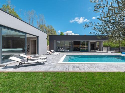 Villa in upani i with swimming pool — 4-Star Luxury Hotel in Barban, Croatia