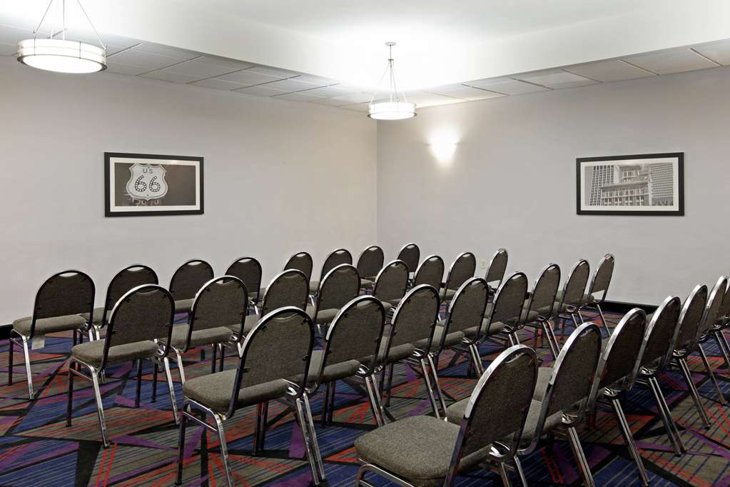 La Quinta Inn & Suites by Wyndham Tulsa Airpt Expo Square - photo 57