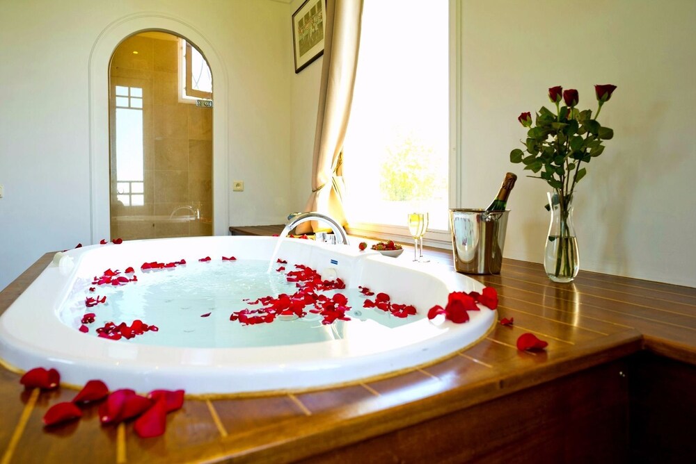 Villa Les Délices — 4-Star Luxury Hotel in Ares, France