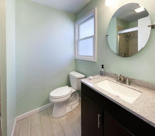 Fenced In 4 BR 2mi North Hills Garage Storage — 4-Star Luxury Hotel in Raleigh, United States