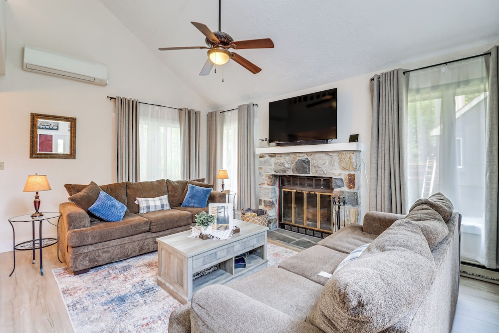 Steps to Jack Frost Ski Resort: Townhome w Decks — hotel in White Haven