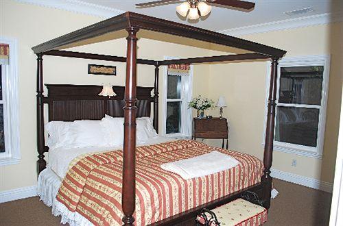 Tin Lizzie Inn - photo 10