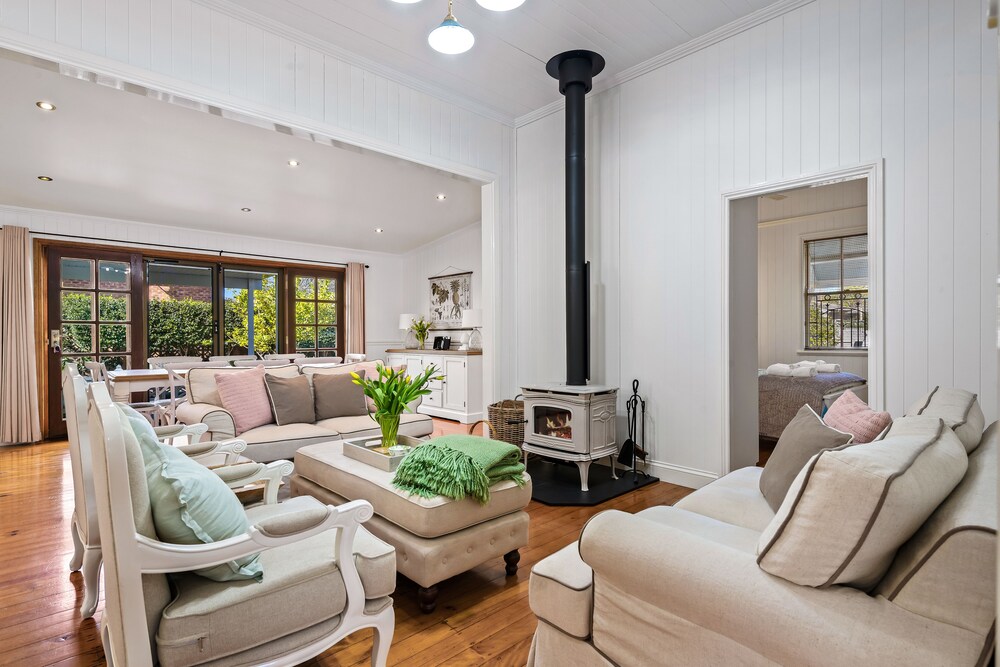 Frangipani House — 4-Star Luxury Hotel in East Toowoomba, Australia