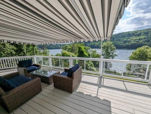 Candlewood Lake Family Getaway Lakefront 3775 sqft Home — 4-Star Luxury Hotel in Danbury, United States