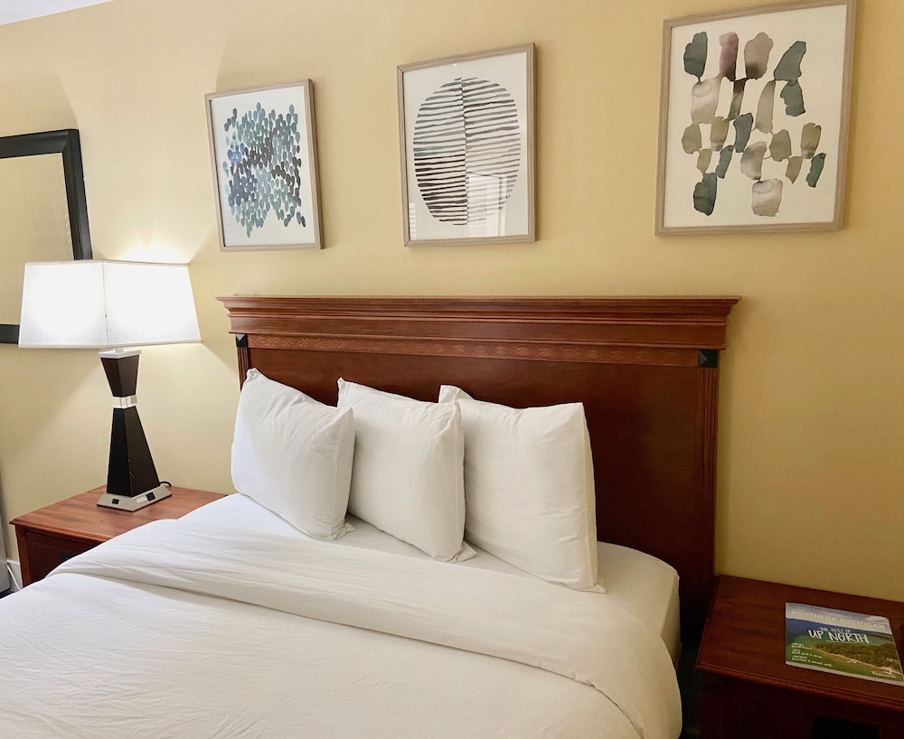 Elk Rapids Lakeshore Inn - photo 15