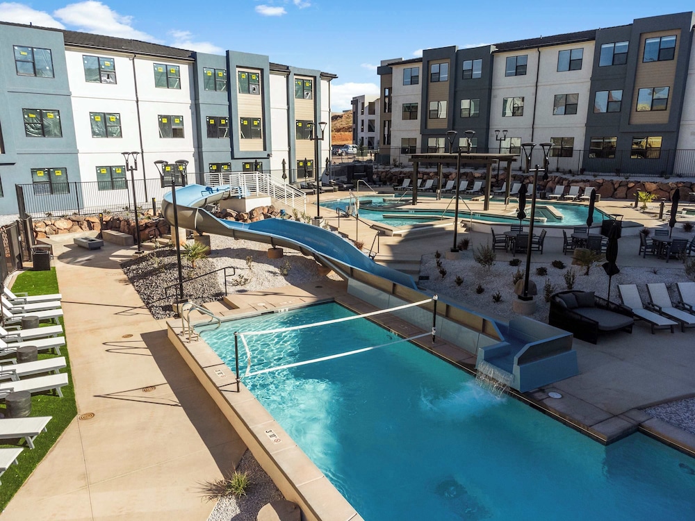 Cliffside Vista Stay for 7 — 4-Star Luxury Hotel in Hurricane, United States