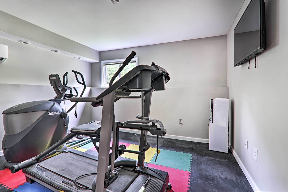 Game Room Pool & Hot Tub: Poconos Paradise — hotel in East Stroudsburg