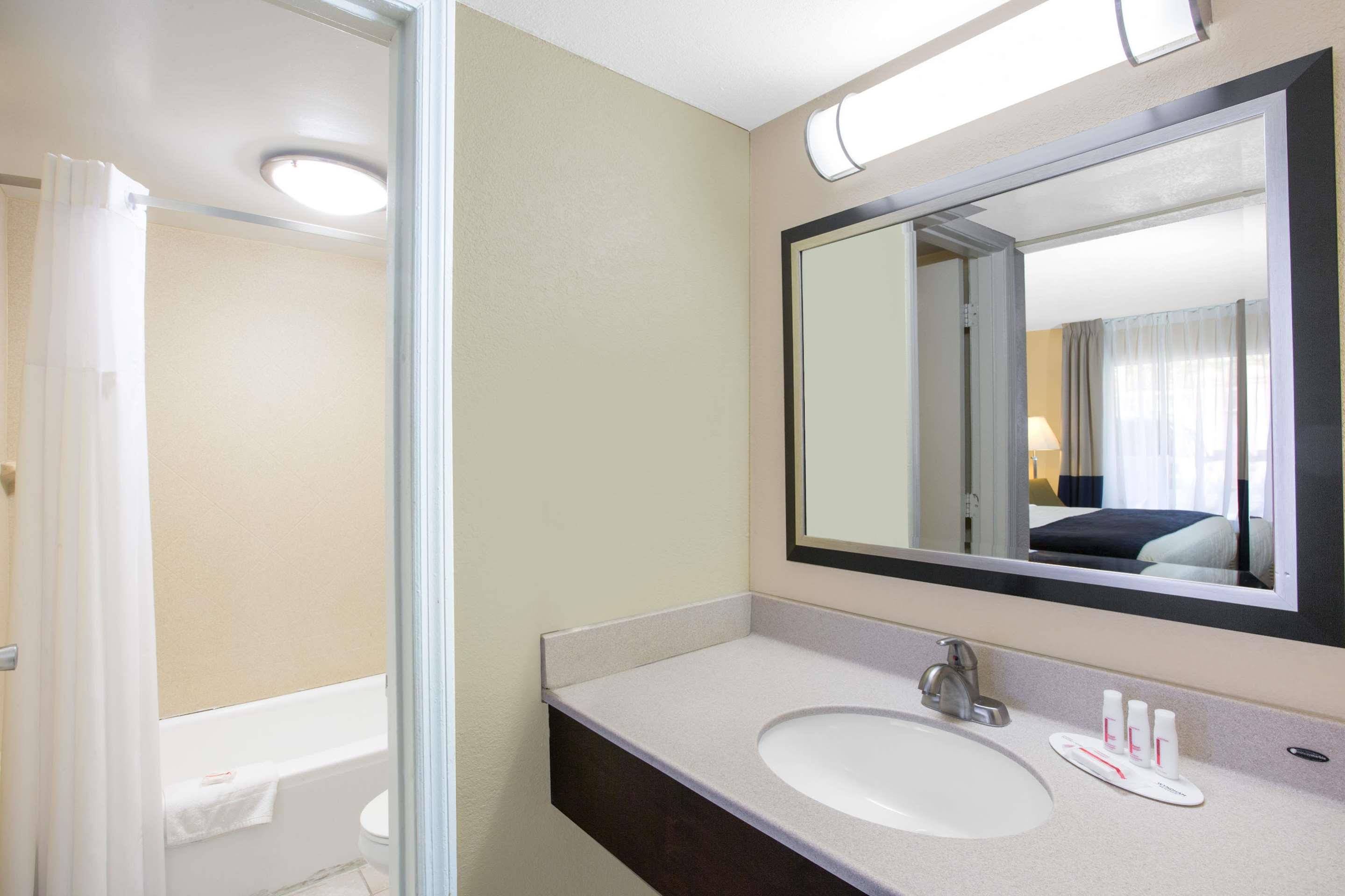 Days Inn by Wyndham Charleston Historic District - photo 12