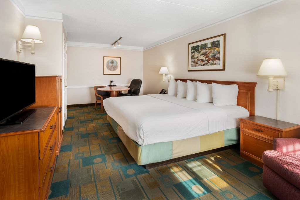 La Quinta Inn by Wyndham Albuquerque Northeast - photo 11