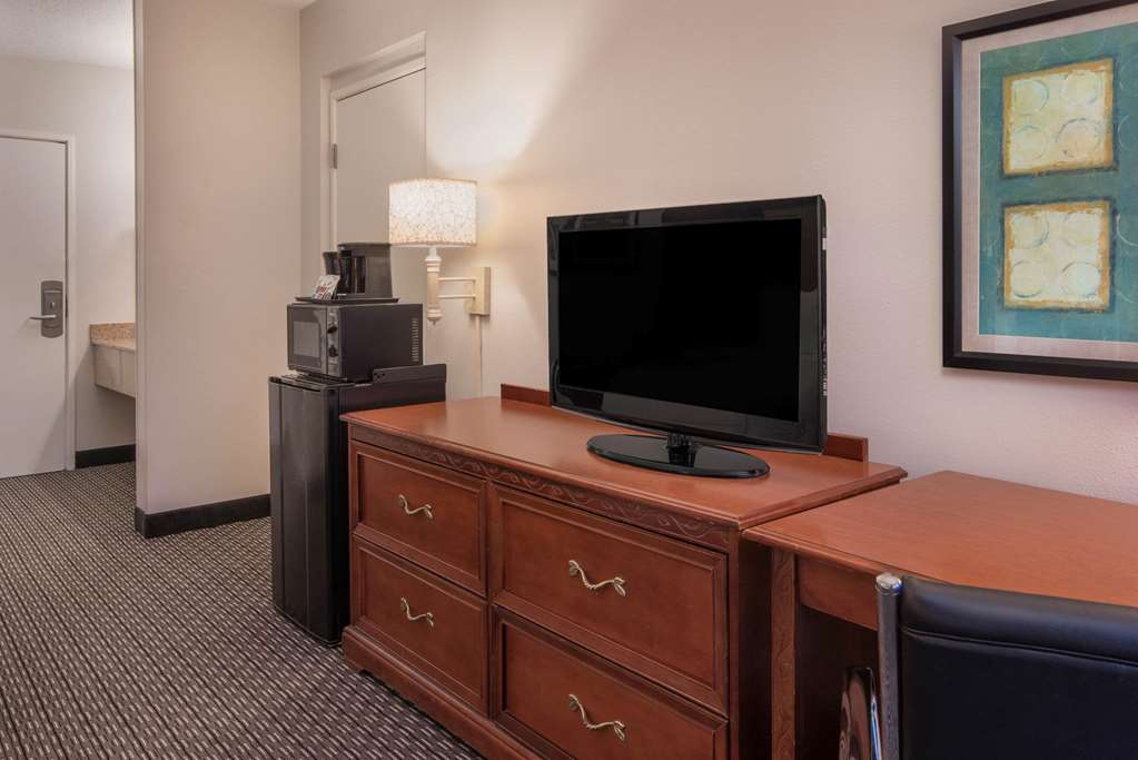 La Quinta Inn & Suites by Wyndham Naples East - photo 18