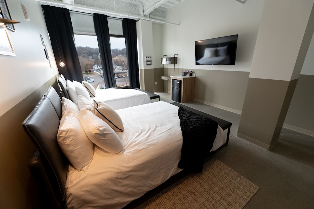 Arch and Cable Hotel - photo 24