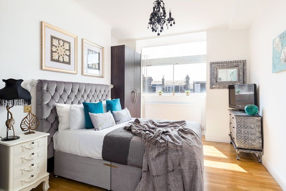 Designer 2 bed 2 bath Behind Selfridges — 4-Star Luxury Hotel in London, United Kingdom