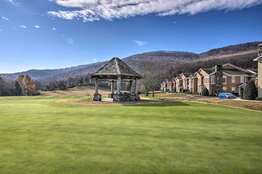 Wooded Escape With Beautiful Backyard And Mtn Views — Chattanooga