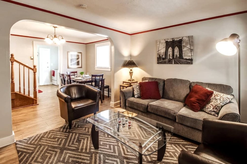 Automaniac Spot in the Heart of Pontiac 3 Beds 2 Baths - photo 3