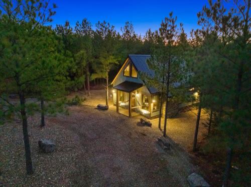 NEW Woodland Escape with Spa & Fire pit Sleeps 4 — 4-Star Luxury Hotel in Mount Hermon, United States