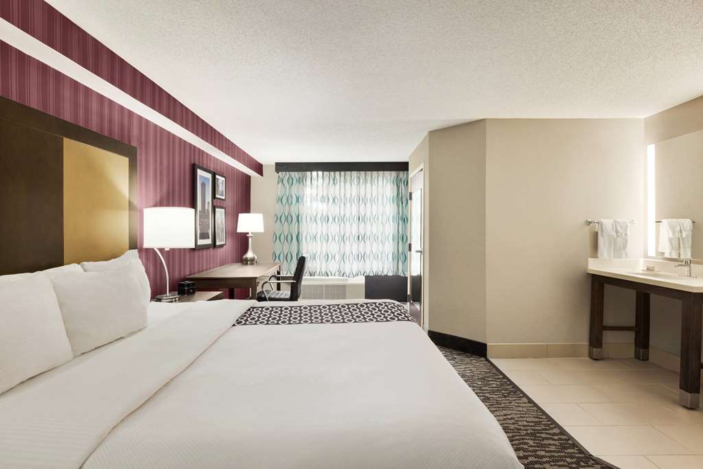 La Quinta Inn & Suites by Wyndham Newark Elkton - photo 14