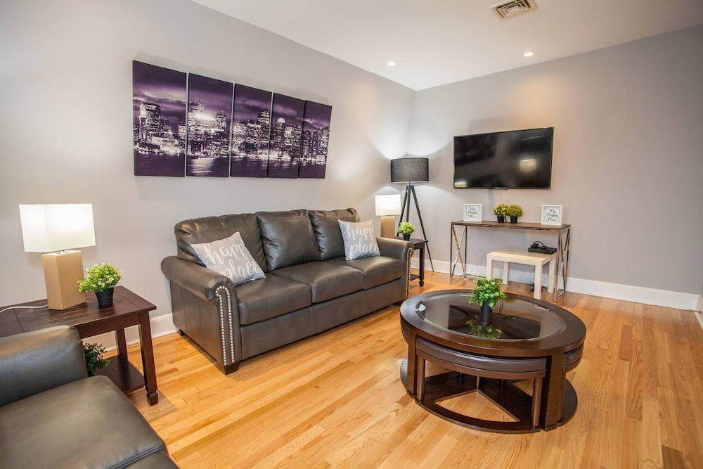 Central Boston 5 Bed 2 Bath North End sleeps 10 in Boston, United States