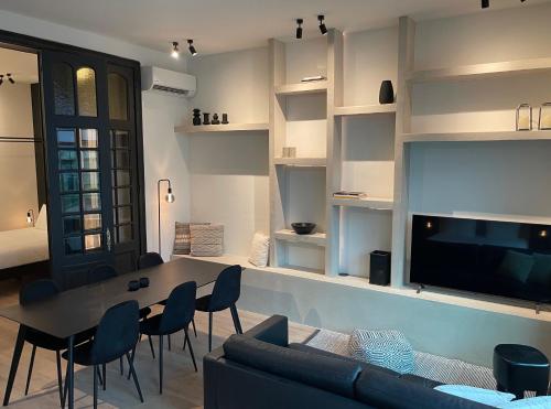 Historic 3 Bedroom Art Nouveau Apartment with Airconditioning Walk to Station Gent Sint Pieters & Close to City Centre — 4-Star Luxury Hotel in Gent, Belgium