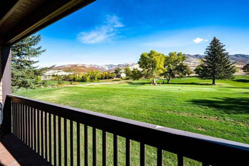 Welcoming Wolf Getaway in Eden, United States