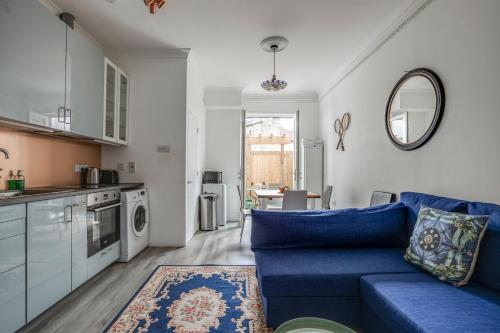 Bright 2 Bed in Wimbledon 3 min Walk to Tube — 4-Star Luxury Hotel in London, United Kingdom