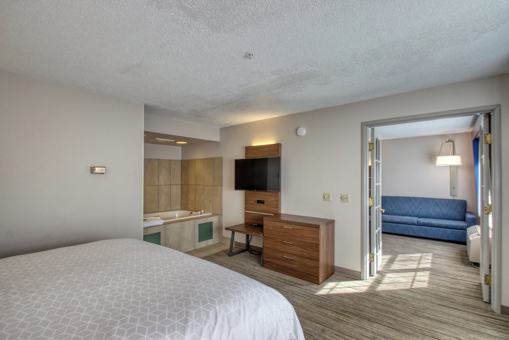 Holiday Inn Express Hotel & Suites Oshkosh by IHG - photo 19