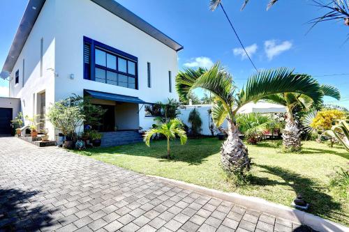 La Villa des Mainates Jacuzzi — 4-Star Luxury Hotel in Le Tampon, Réunion