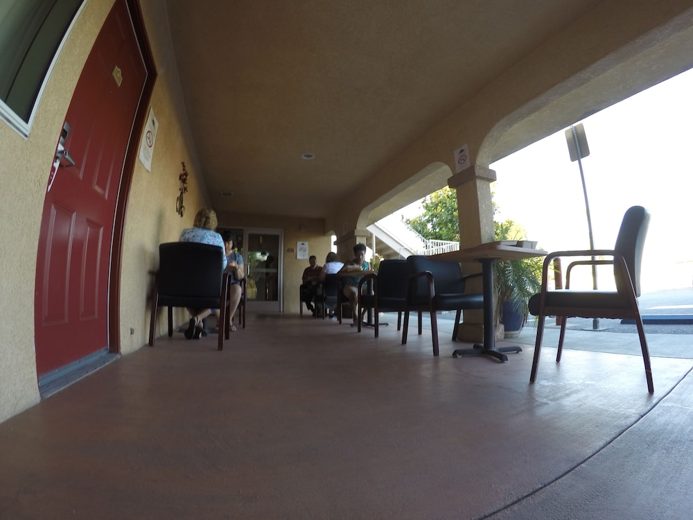 Loma Linda Inn - photo 32