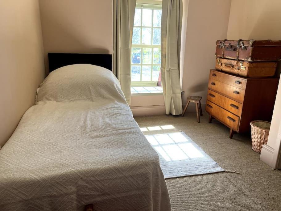 TY CAPEL ABERSOCH beaches comfy beds super Wi Fi TV wood fires garden bbq in Pwllheli, United Kingdom