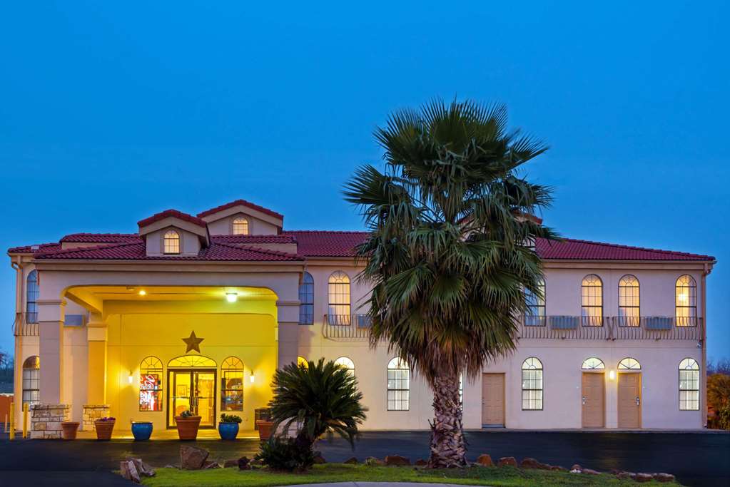 Days Inn by Wyndham Near Seaworld San Antonio - photo 2