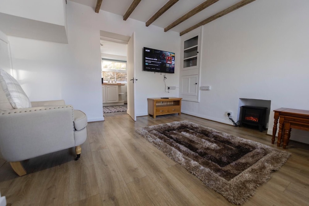 4 Guests Pet Friendly Fireplace Parking - last minute hotel in Unknown City