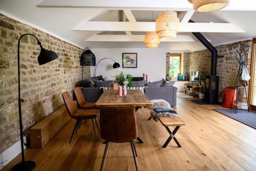 The Barn House Swimming Pond Jacuzzi Chicks — 4-Star Luxury Hotel in Battle, United Kingdom
