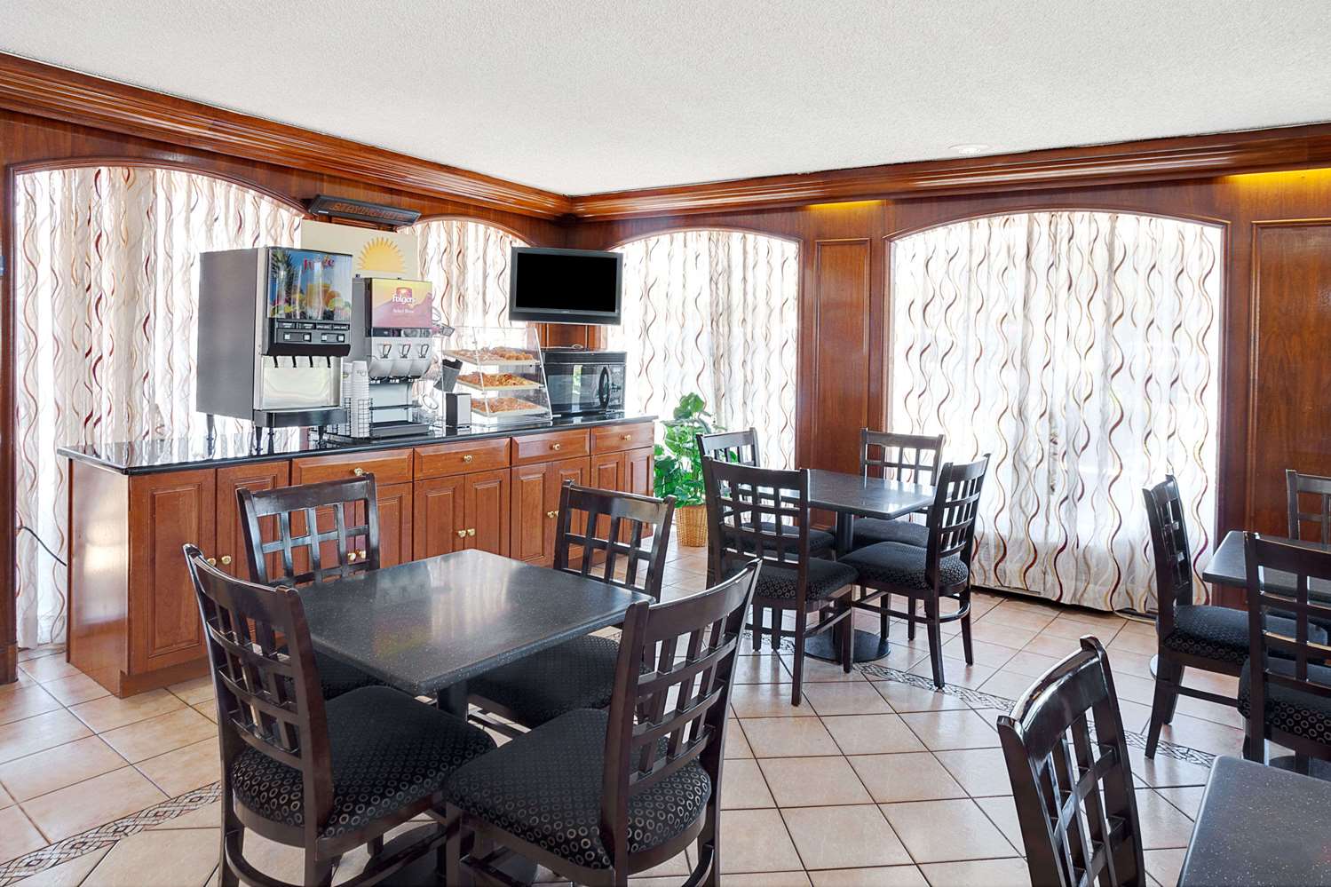 Days Inn by Wyndham Elk Grove Village O'Hare Airport West - photo 4
