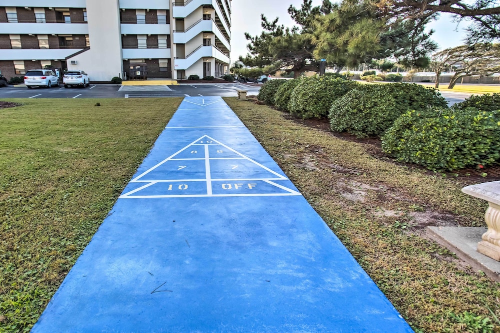 Walk to Indian Beach Condo with Ocean View Balcony — 4-Star Luxury Hotel in Atlantic Beach, United States