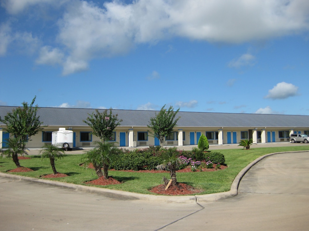 Scottish Inn and Suites - photo 20