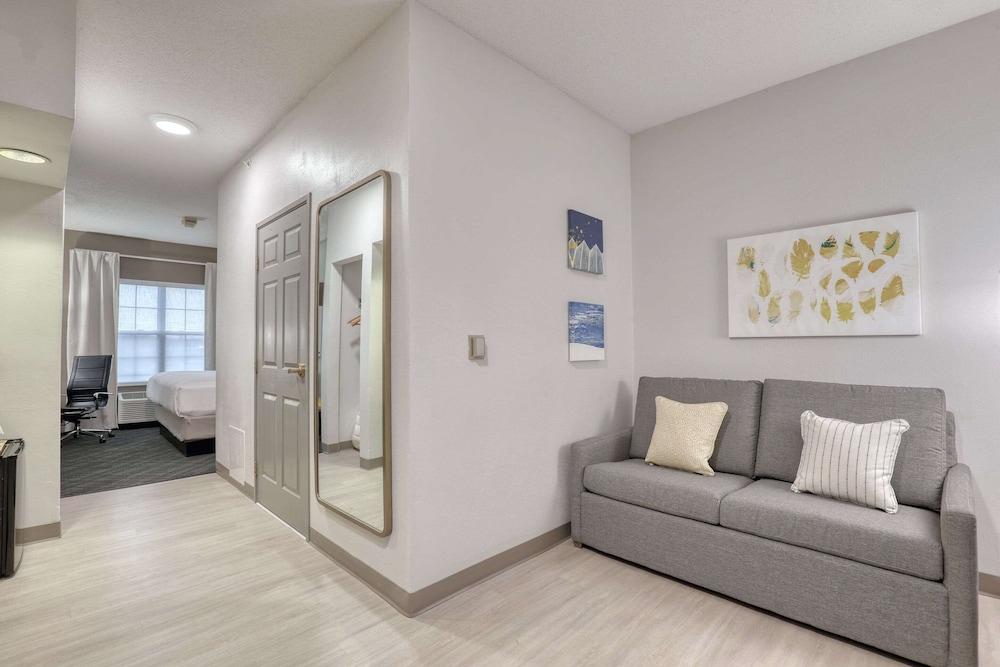 Comfort Suites Milwaukee Airport - photo 16