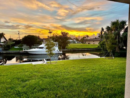 Cape Coral Ft Myers Waterfront Four Bedroom Home — 4-Star Luxury Hotel in Cape Coral, United States