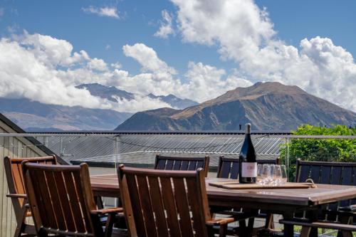 Peak Retreat Wanaka Holiday Home — 4-Star Luxury Hotel in Wanaka, New Zealand
