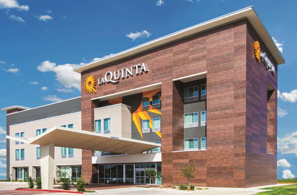 La Quinta Inn & Suites by Wyndham Bloomington - photo 8