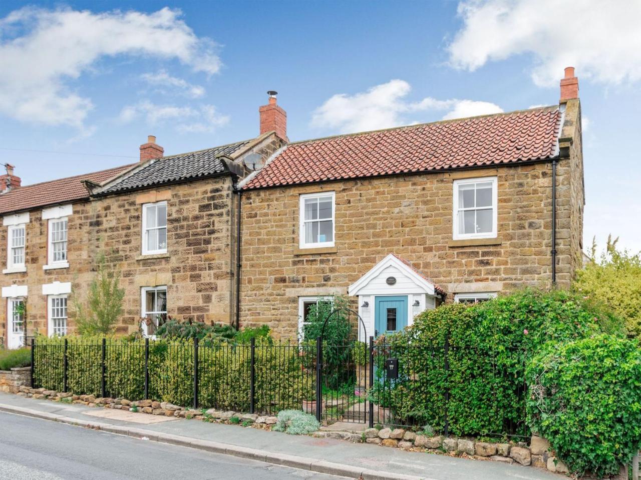 Vinca Cottage — 4-Star Luxury Hotel in Burniston, United Kingdom