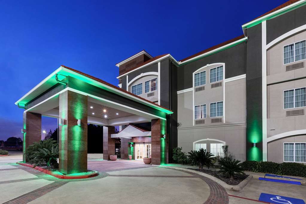 La Quinta Inn & Suites by Wyndham Lumberton - photo 4